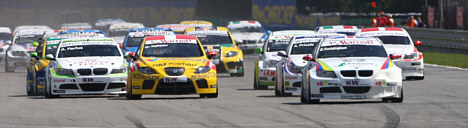 Løb 2: Michel Nykjær kommer af sted som treer efter BMW-kørerne Turkington og Priaulx.